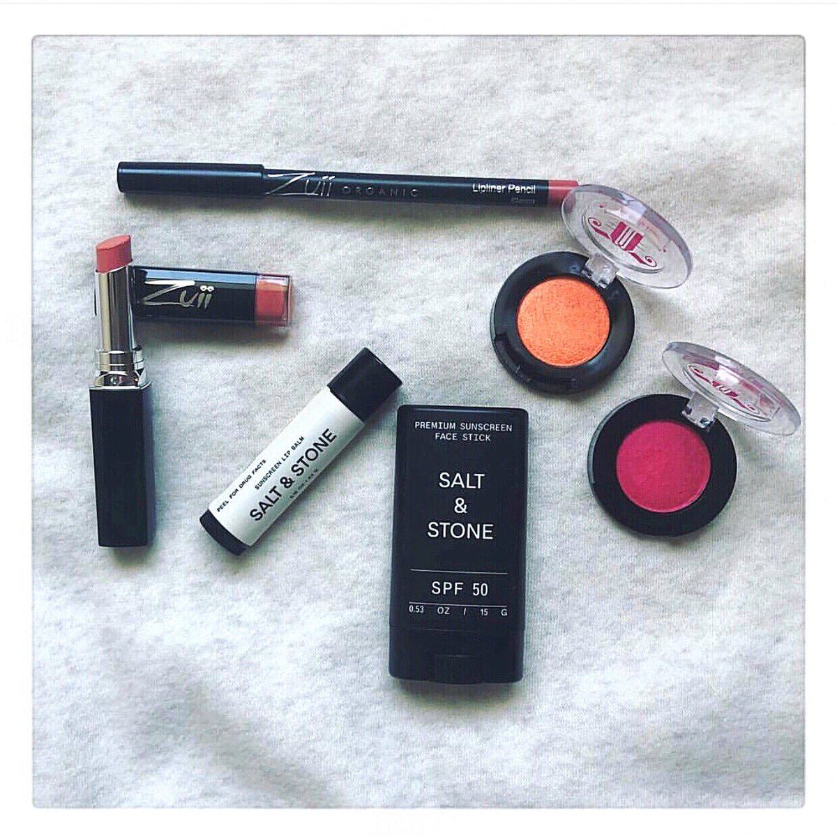 GoOrganikBox's tweet image. We love this shot @cleanbeautyrescue took of our June box, packed with Summer essentials ☀️👙
How gorge are these bright &amp;amp; fun eyeshadows from @Johnnyconcert! 🧡💗😍 #obsessing