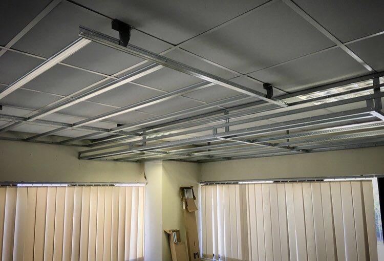 Spent the day @encon_group Leeds yesterday. The 2nd branch to showcase the @ArmstrongCeilin #drywallgridsystem I installed a few details that DGS lend their hand to including a light trough, radius to flat and the 1800 cross tee. #ceilings
(Hung of Grid for display purposes only)