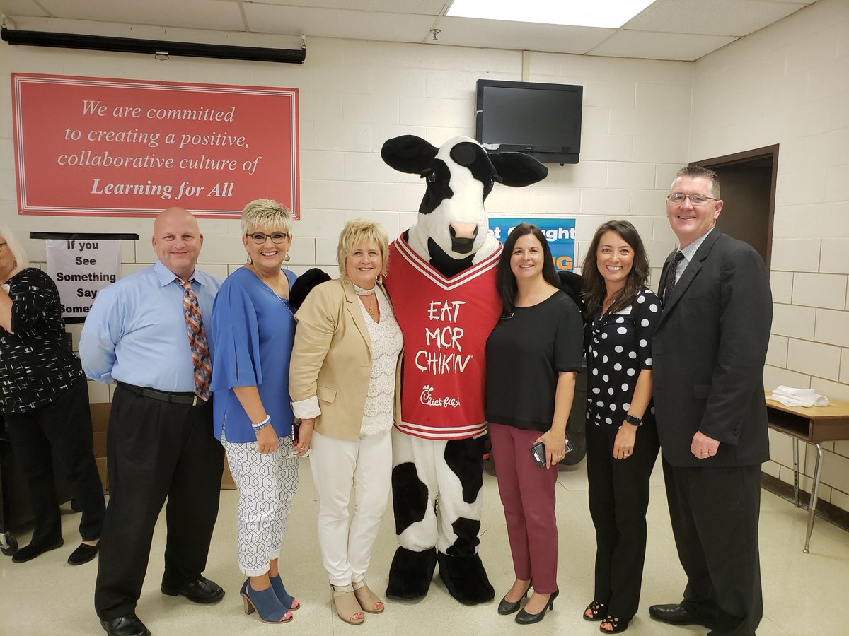 melani_mouse's tweet image. Look who join the Putnam City new teachers for lunch #pcsrocks