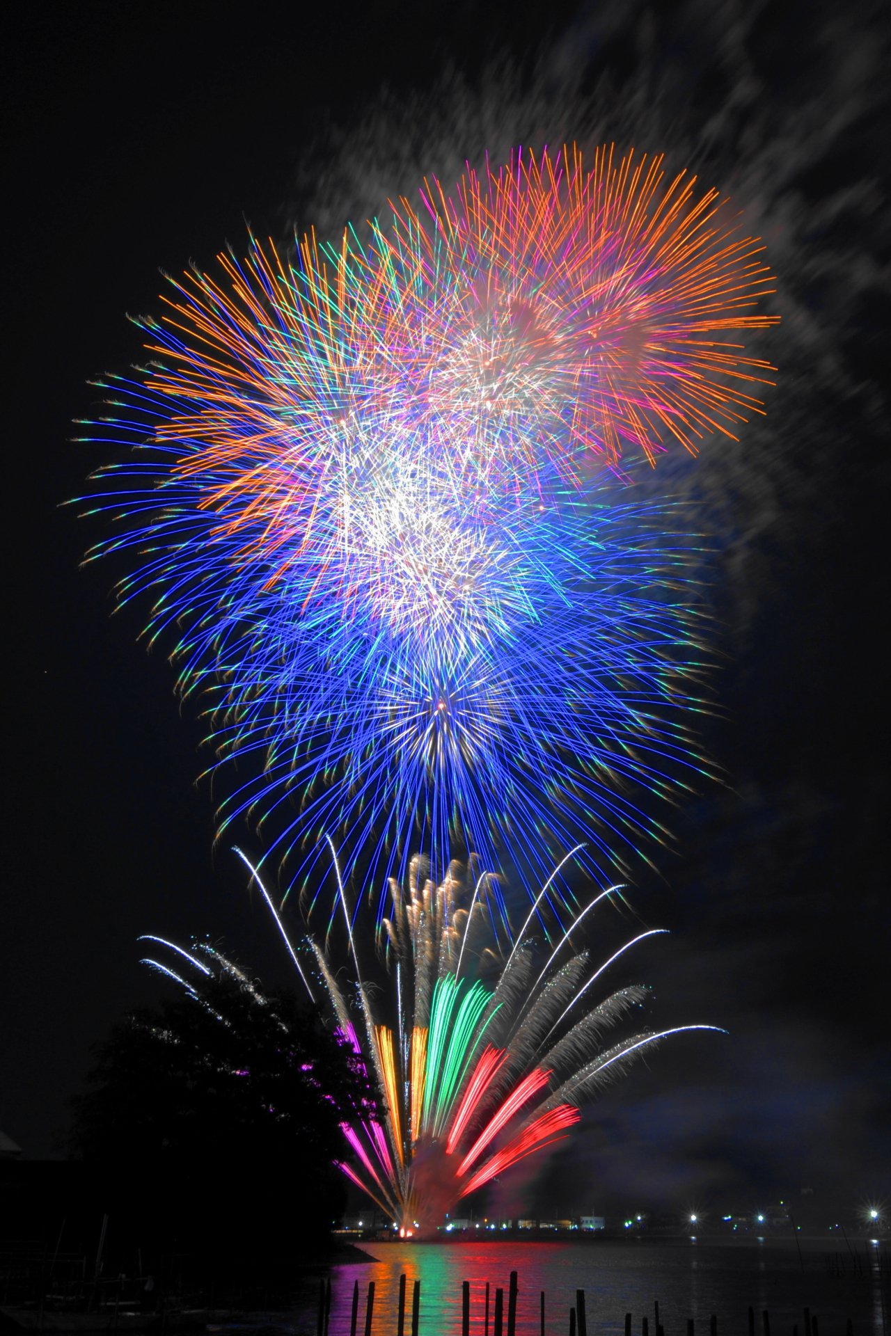 気まぐれのリュウ 18 8 4日 茨城県下妻市の打ち上げ花火にて 小規模ではありましたが 湖畔から舞い上がる花火 の風靡は夏の風物詩の一つですね 下妻市 下妻花火大会 花火 写真好きな人と繫がりたい カメラ好きな人と繋がりたい 夏の風物詩 砂