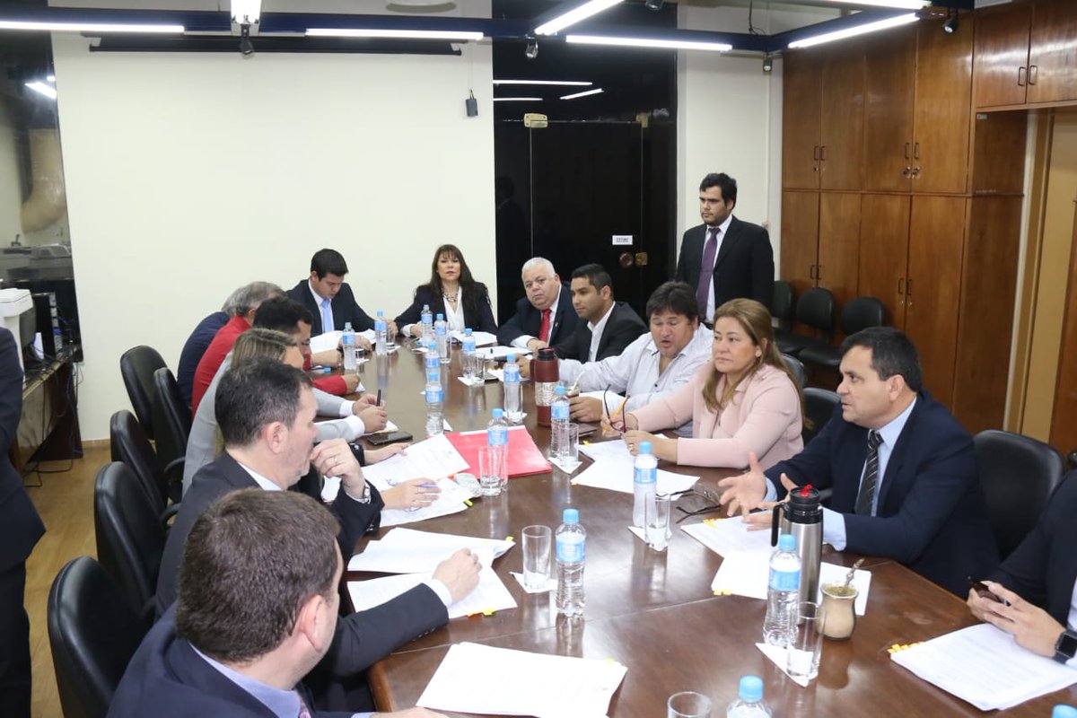 DiputadosPy's tweet photo. Se reúne en estos momentos la Comisión de Presupuesto, que preside el diputado @arnaldosamanieg donde analizan el Proyecto de ley “Que crea el Ministerio de Comunicación y de Tecnologías de la Información y establece su carta orgánica” https://t.co/4D35GAkFsa