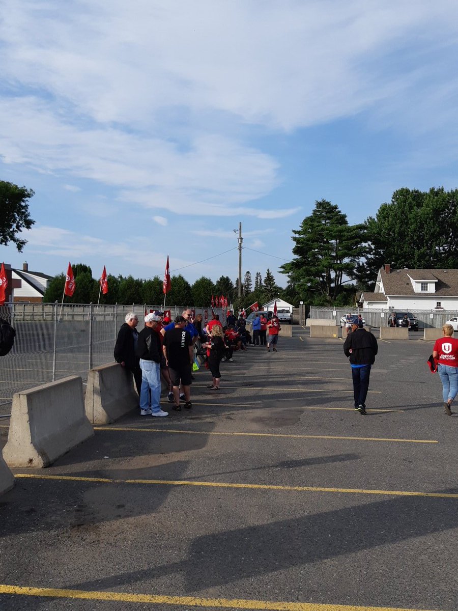MeghanLR25's tweet photo. The amount of support is amazing ! #PortarthurStrike #local229 #solidarity https://t.co/2Os3TATPhT