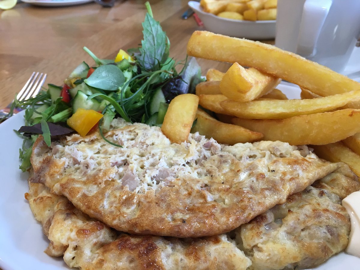 TinBoxTraveller's tweet photo. What a cheery welcome and wonderfully filling lunch we had at @PebblesCoffee in Seaton earlier. It’s a perfect place to refuel after a walk on the beach and dogs are welcome too! #presstrip #VisitSeaton #DevonEats https://t.co/XRaR9aHfb8