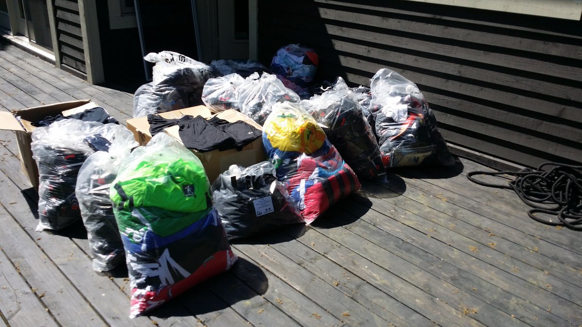 SecondKicks's tweet image. A big thank you to the @OakBDevils family for contributing so generously for our cause at @SecondKicks . Together we will equip hundreds of children with soccer equipment in Canada and around the world. THANK YOU!  🤗🙏🇨🇦 #causes #dogood #donate #change