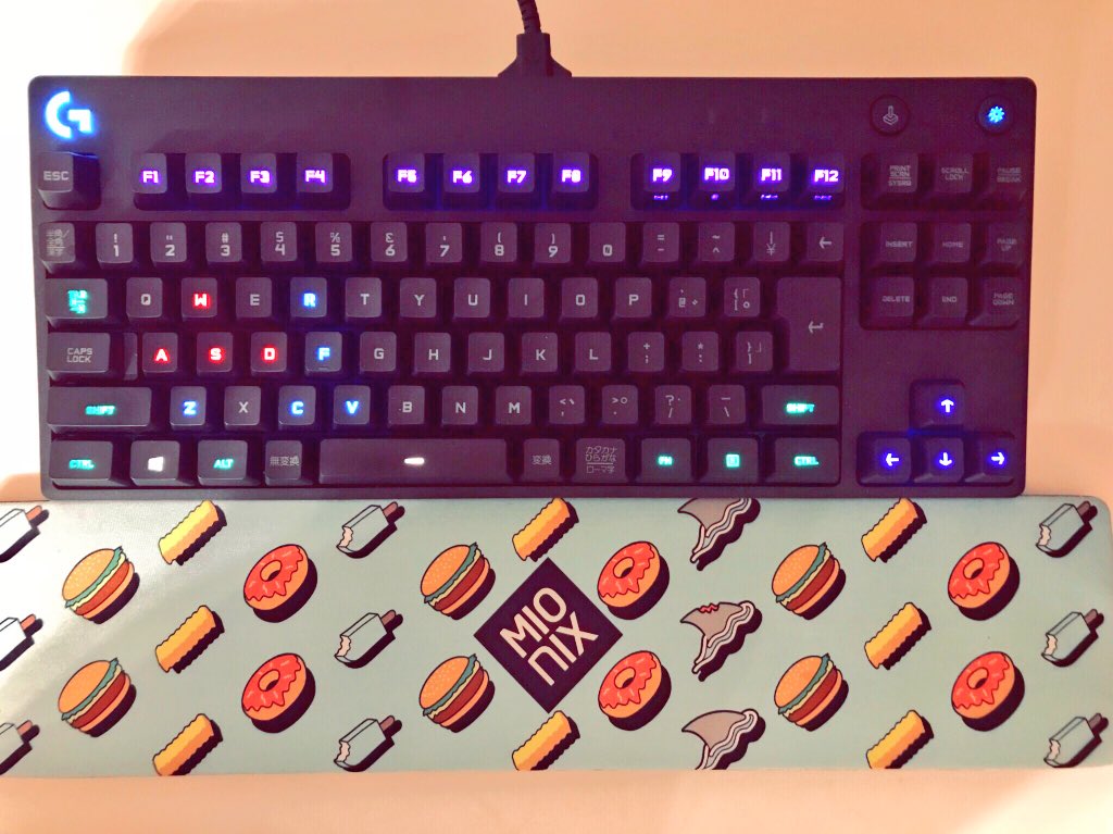 綾見有紀 あやみゆき Op Twitter Pcにキーボードをつないで よく使うキーを中心に光り方を変えてみました 次はゲーミングマウスとマウス用パッドも見つけたいです ボタンが3つ以上ついてるかわいいマウスないかな