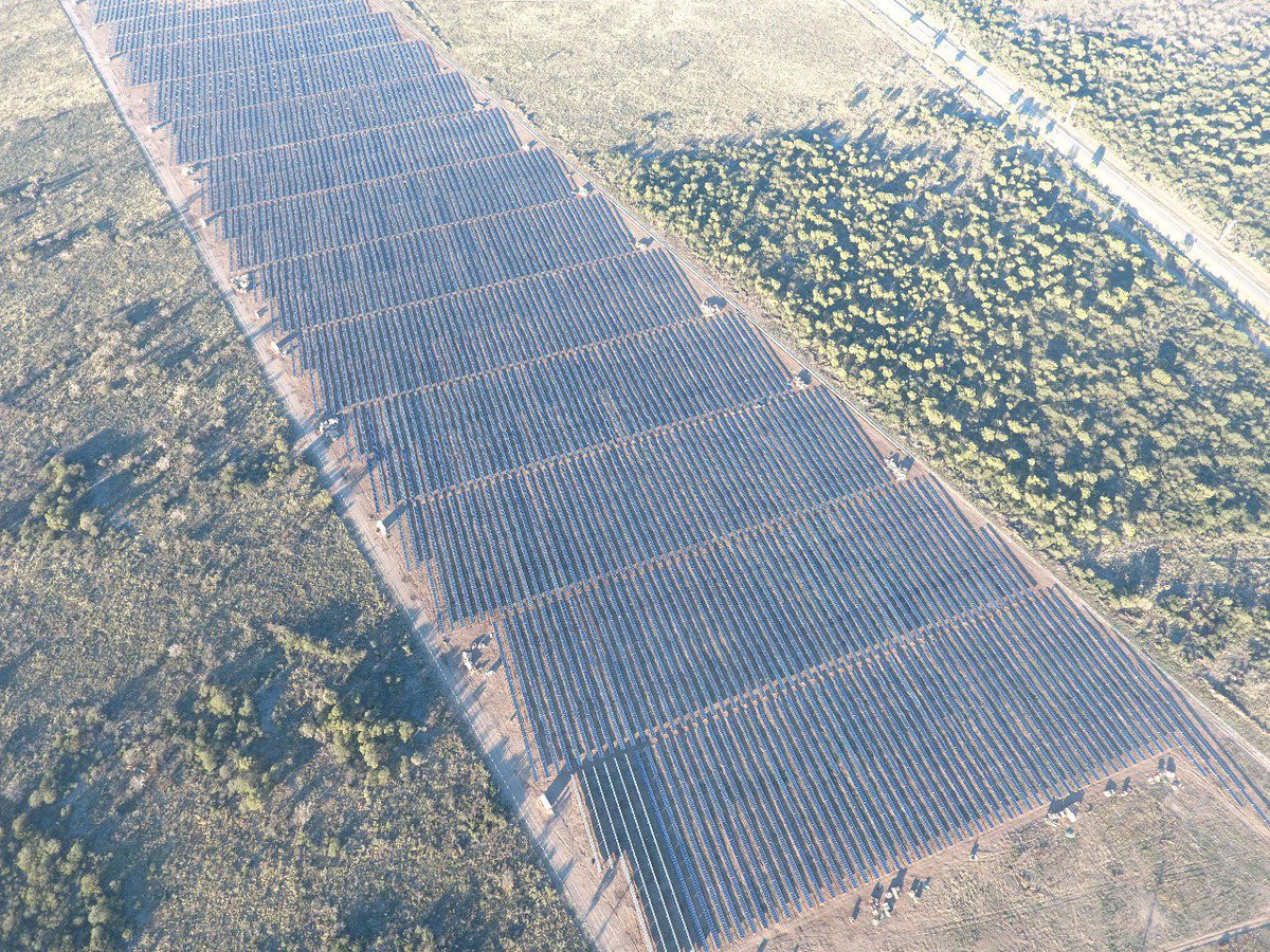 El programa #RenovAr nos da hoy otra buena noticia: su primer parque solar adjudicado ya genera electricidad desde las 00:00hs. Se trata del Parque Solar Caldenes del Oeste, en San Luis. Son más de 94 mil paneles solares instalados que brindarán energía a 17 mil hogares.