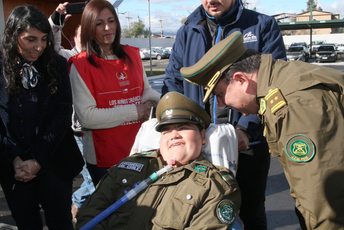Carabdechile's tweet photo. Diego Labra Gutiérrez cumplió su sueño de ser un Carabinero más en las verdes filas policiales, gracias a la campaña “Un día de Vida" propiciada por la Fund. "Deportistas por un Sueño” y que contó con la ayuda de la Intendenta @KarlaEnAccion y la 66° Com. de Bajos de Mena https://t.co/QkHOmg4b9w