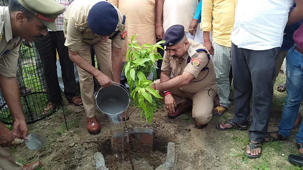 hardoipolice's tweet photo. #SPHARDOI के निर्देशन पर थानाध्यक्ष सांडी द्वारा जन सहयोग के माध्यम से थाना परिसर में एक वाटिका का निर्माण कराया गया, जिसमें #SPHARDOI व अन्य अधिकारियों/कर्मचारियों द्वारा *आम ,नींबू ,कटहल,आंवला,अशोक व सागौन के करीब 400 वृक्षों का वृक्षारोपण* किया गया । @Uppolice https://t.co/rFM5TsszDy