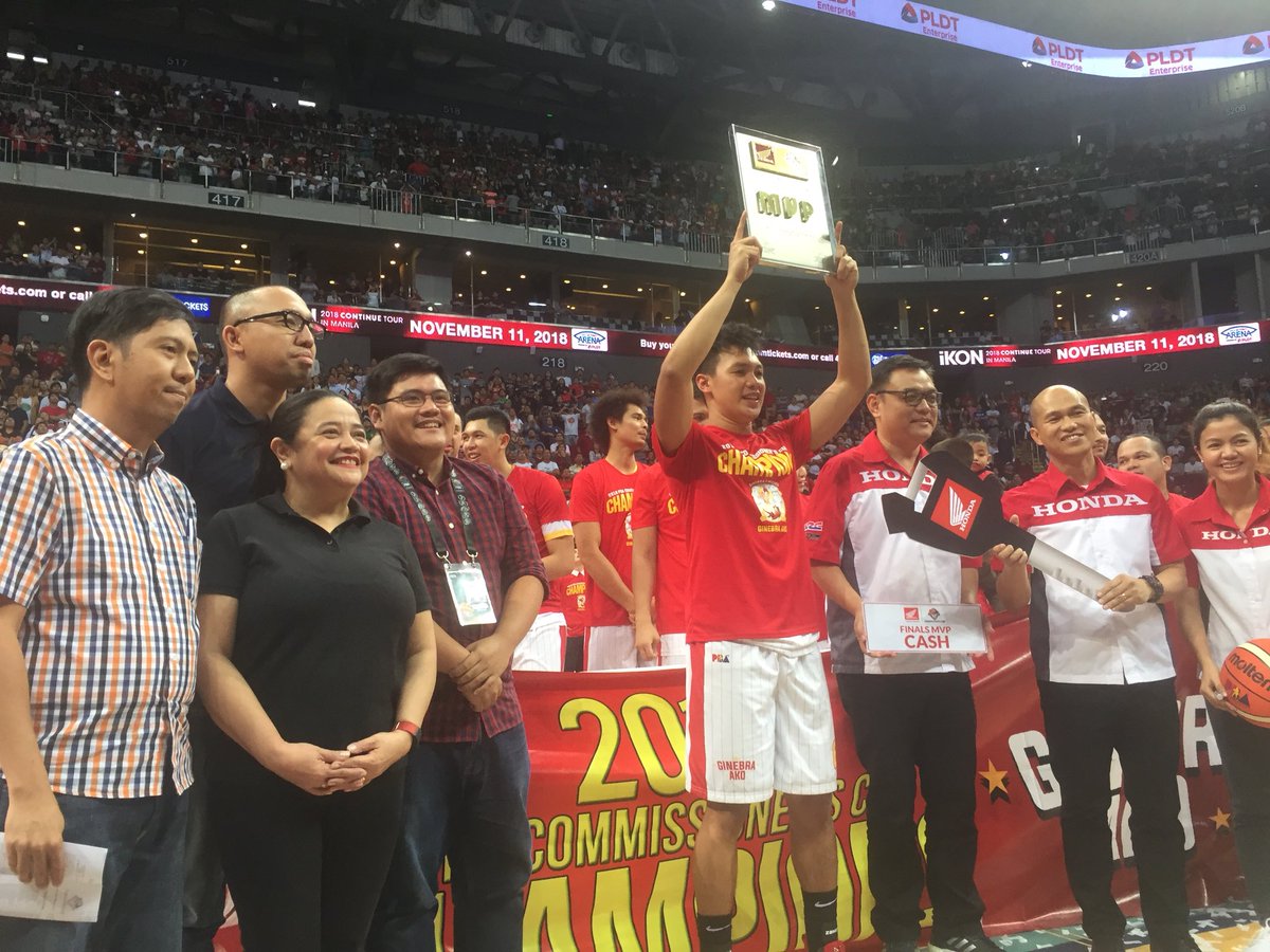 bryanulanday's tweet photo. MVP chants for Scottie Thompson.
Well, indeed 
Your 2018 PBA Commissioner’s Cup Finals Most Valuable Player! @GSM_JamshipsFam @GinebraNation @barangayginebra #2018PBA #WeArePBA https://t.co/qdmU4BkiqH