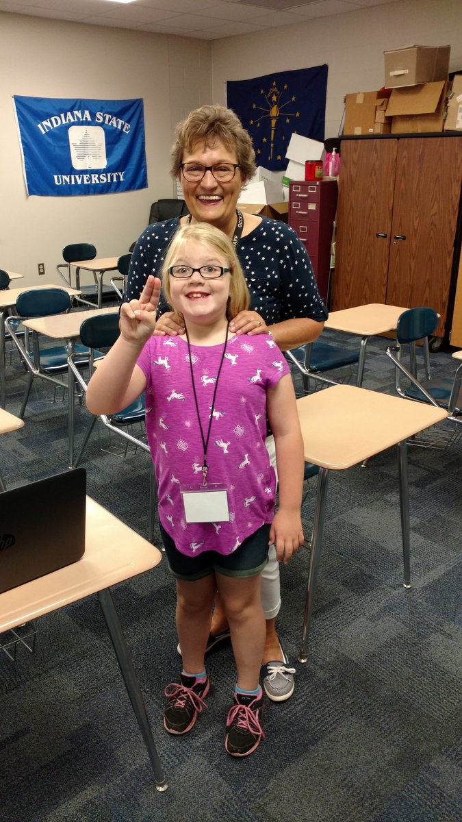 MrAdamTolliver's tweet image. All smiles- Debbie&apos;s 26th year &amp;amp; Bella&apos;s first day of 2nd grade. #GCCSFirstDay  #WeAreGCCS
