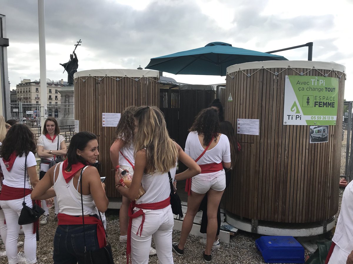 JeromeClausse's tweet photo. #FDB2018, un espace femme original où ces dernières ont  urinées debout.... https://t.co/P3U70KHjau
