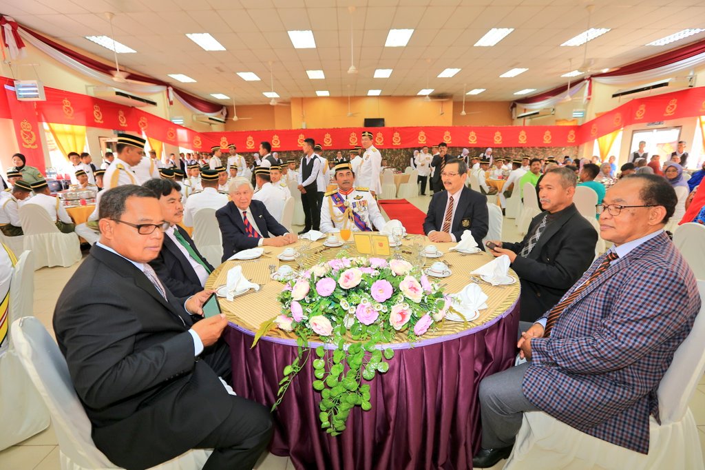 Bertemu rakan² lama ketika sama² berkhidmat di 6 RAMD dahulu. Lebih manis apabila Tok Muda Kol Dato’ Hashim bin Mohd Ali iaitu Pegawai Memerintah pertama ketika saya mula² melapor diri di 6 RAMD turut hadir dalam perbarisan penghargaan saya hari ini. Terima kasih saya ucapkan.