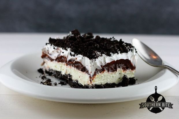 SouthernBite's tweet photo. This is hands down one of my favorite desserts. Oreo Delight is layer after layer of sweet, creamy, chocolaty goodness. RECIPE: https://t.co/xToAibGkHE #southernbite #recipe #oreo #dessert #oreodelight #sweets #treats https://t.co/dQmNgX4s63