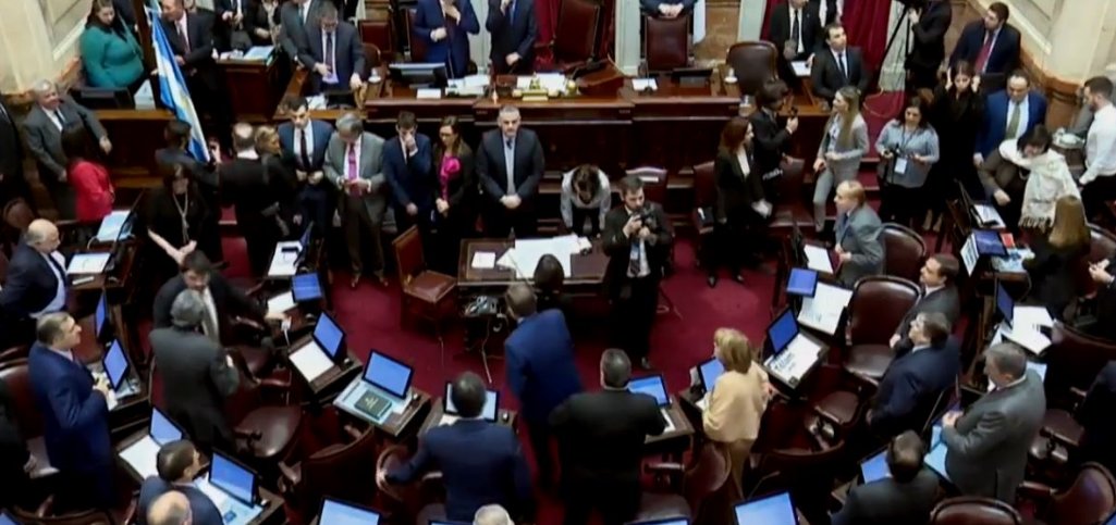 cce_cba's tweet photo. #Ahora comienza la sesión en el @SenadoArgentina por la Ley de Interrupción Voluntaria del Embarazo. Seguí la transmisión en vivo aquí: https://t.co/puKPyuPb5I

#ArgentinaDefiendeLaVida #RechazoTotalEnElSenado 
#ValeLaVida #NoAlAborto https://t.co/X3uG3Z5RMf