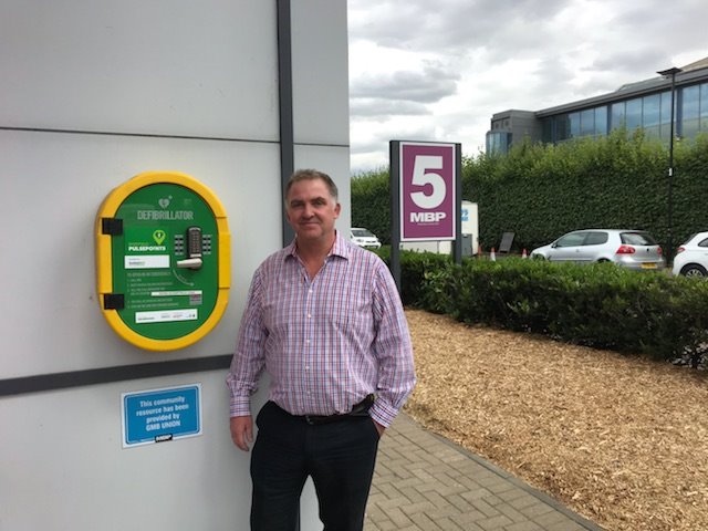 Meadowhall_BP's tweet image. Check out @ARBAGroup director Andrew Allen with the new #defibrillator at Meadowhall Business Park donated by @GMB_union essential piece of lifesaving equipment Learn to use bbc.co.uk/news/av/health… @KFSheffield #dobusinessj34 #NHS @TheBHF National Map of #Defibrillators