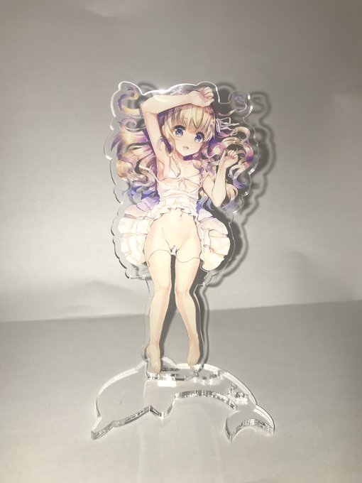 抱き枕会場購入特典のアクリルスタンドが届きました!トリニティさん製で安定の綺麗さです!ちょっと大きめ12センチ×6センチで、台座がイルカさんで夏らしくてとってもかわいいです! 