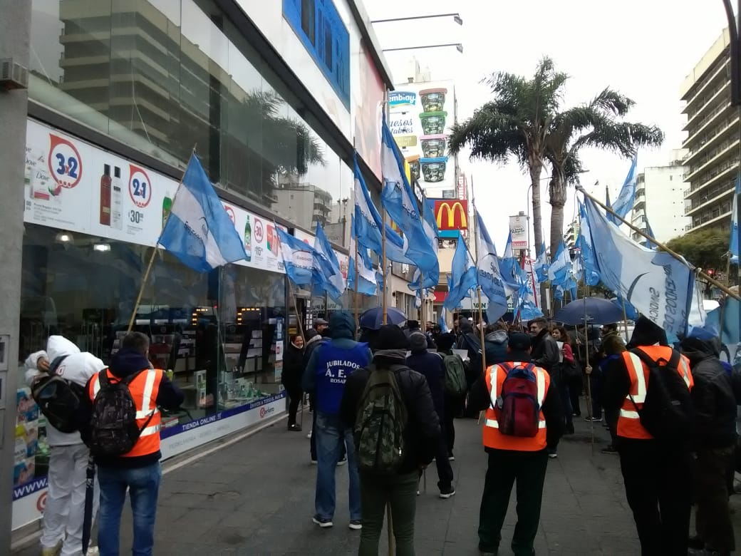 aecrosario's tweet photo. #Ahora en Pellegrini y Corrientes @aecrosario junto a los trabajadores de #Gerlero. #BastaDeDespidos!!!! https://t.co/sohtQGdqVJ