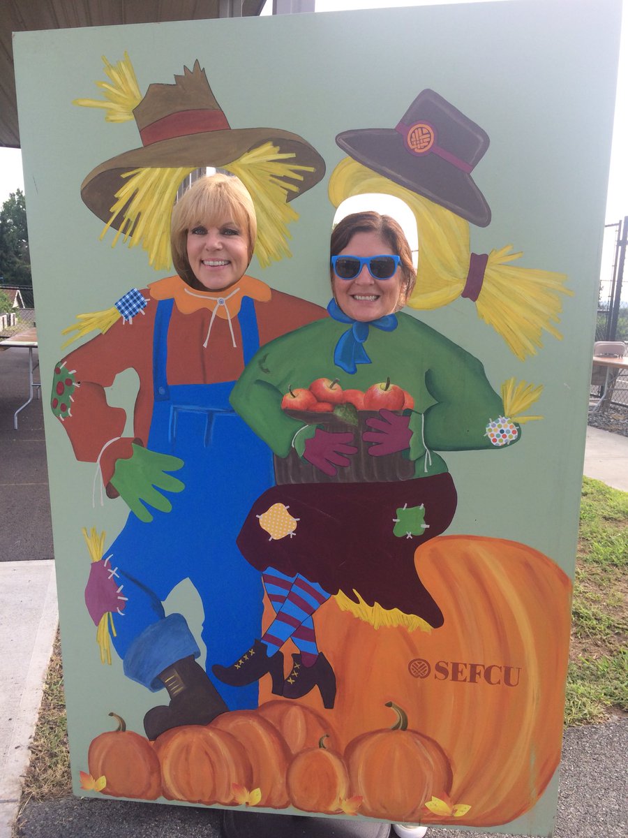 KatieJFarrow's tweet photo. Yeeehaw! The 4th annual Cornival to benefit @Hope7CommCenter is about to kick off at #Sefcu with our friends from @CDPHP to have a Corn-tastic day of corn tasting! #howmanytimescanyousaycorn #changingliveseveryday #whilehavingfun https://t.co/tWIa96i7pB