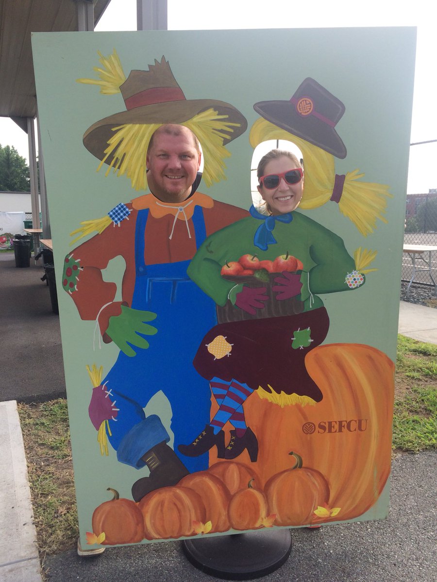 KatieJFarrow's tweet photo. Yeeehaw! The 4th annual Cornival to benefit @Hope7CommCenter is about to kick off at #Sefcu with our friends from @CDPHP to have a Corn-tastic day of corn tasting! #howmanytimescanyousaycorn #changingliveseveryday #whilehavingfun https://t.co/tWIa96i7pB