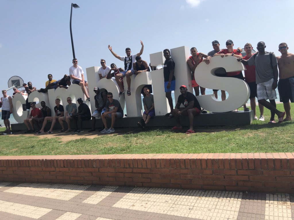 CoachTLJohnson's tweet photo. Hola de Cambrils, España! #VamosBucks https://t.co/QD5AAXpaC7
