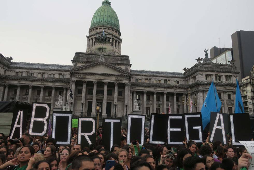 "Por cualquier cosa, comunicarse con la <a href="/CampAbortoLegal/">#EsLey #SeguimosEnCampaña💚</a> , la Red de Abogadas Feministas, el CELS, Correpi y la Defensoría del Pueblo", Luli Sanchez (abogada referente de <a href="/tortafeminista/">lesbianasyfeministas</a>) en #ALosBotes 💚 futurock.fm