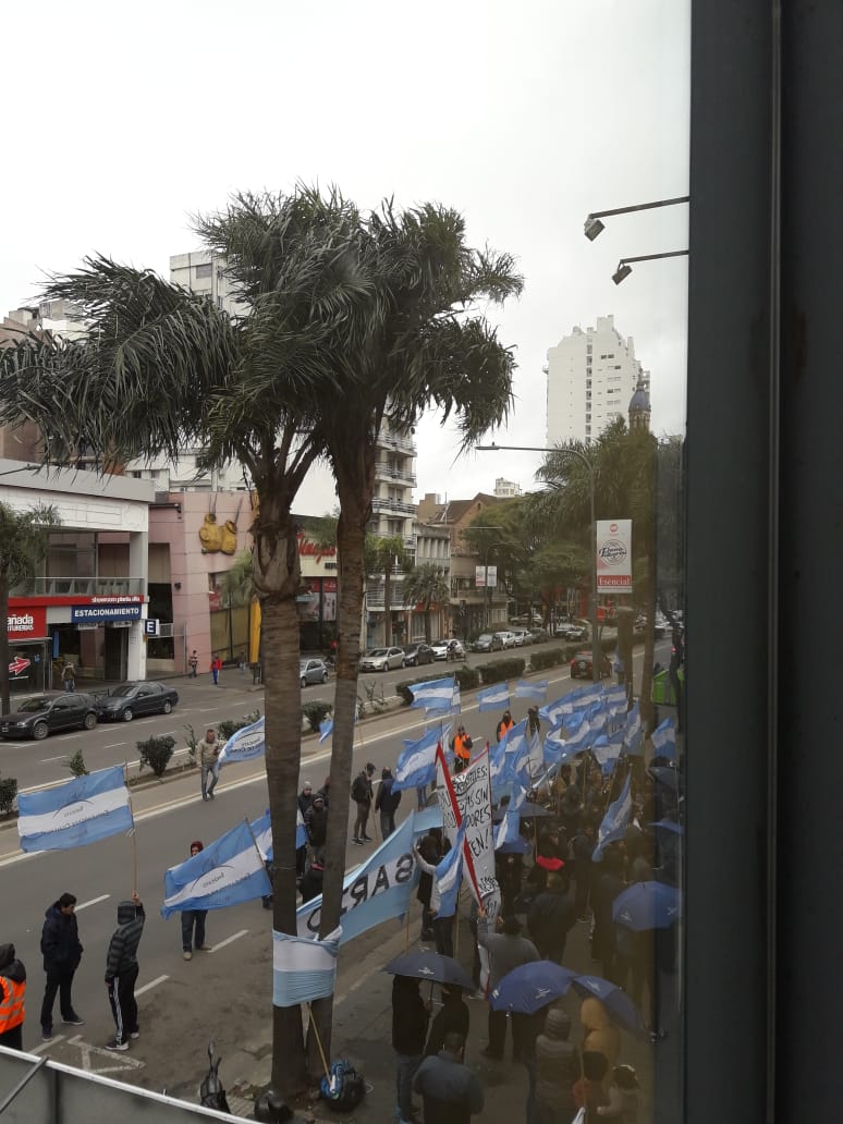 aecrosario's tweet photo. #Ahora en Pellegrini y Corrientes @aecrosario junto a los trabajadores de #Gerlero. #BastaDeDespidos!!!! https://t.co/sohtQGdqVJ