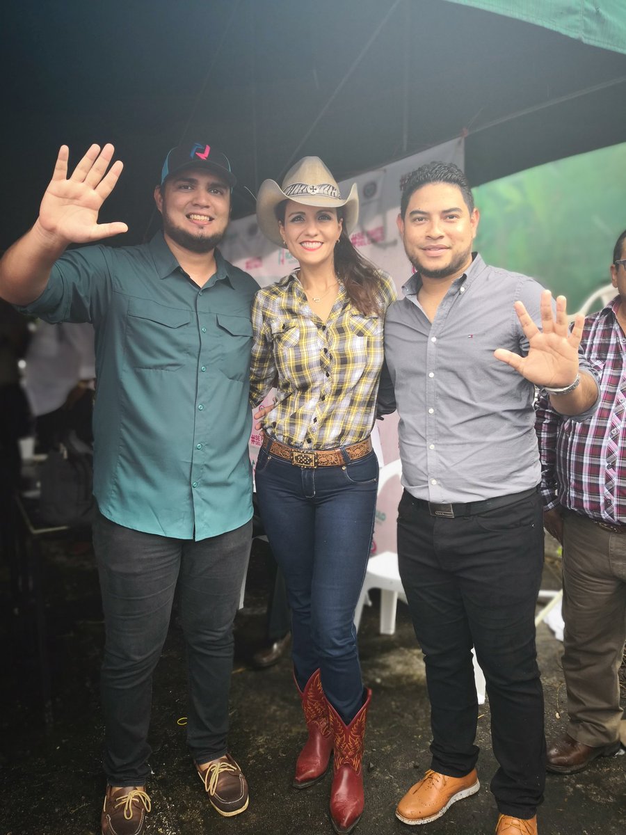 Disfrutamos de una linda fiesta en mi pueblo en Bugaba en su aniversario 155, con la compañía de grandes amigos y de nuestro futuro presidente <a href="/romuloroux/">Rómulo Roux</a> y su esposa, ya sabes este domingo 12 de agosto vota por #ElNuevoCambio casilla #5