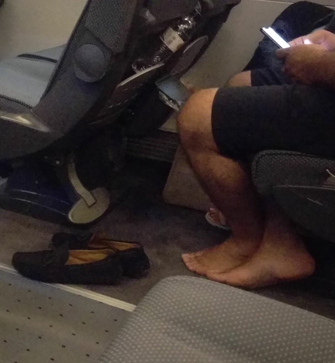 Cra_23's tweet photo. @Renfe Esto esta permitido? Aparte de guarrada claro... Y no vamos a hablar de perfume... https://t.co/xqVxwZHcYN