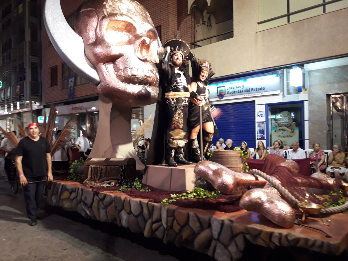 ArteFacte's tweet photo. #carroza #calavera en el #desfile de #morosycristianos de #almoradi #piratas https://t.co/r9NP3rrXIc