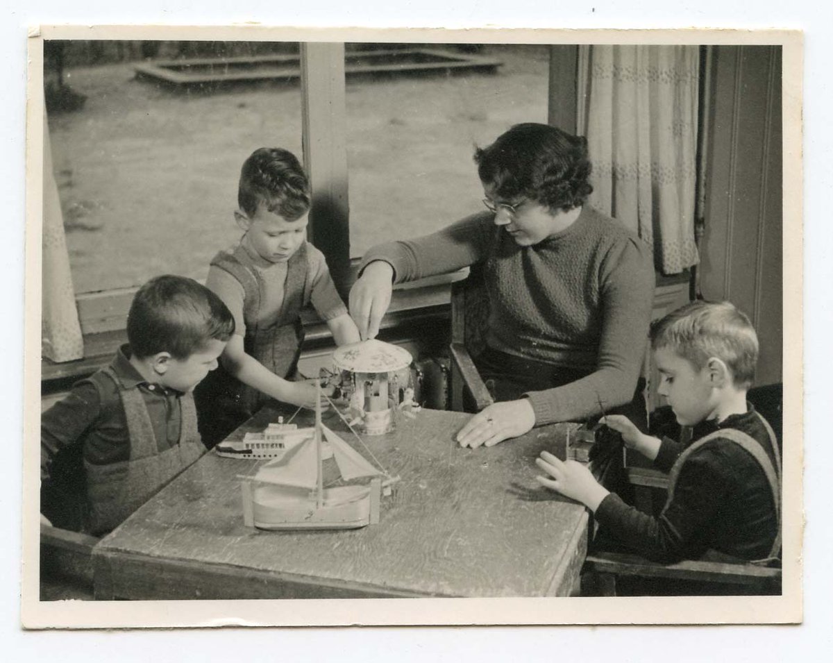 Drie jongens van Neerbosch spelend aan tafel spelend met een #zeilschip en zweefmolen. #collectievissen