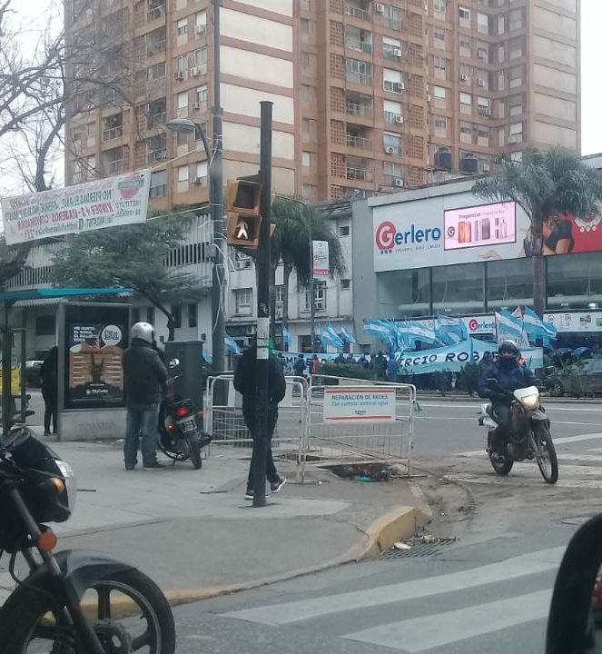 Belitaonline's tweet photo. AHORA, Pellegrini y Corrientes. Reclamo de los Trabajadores de #Gerlero apoyados por el Sindicato de Empleados de Comercio. Denuncian despidos y el vaciamiento de la Perfumería https://t.co/t1wlPMEKzP