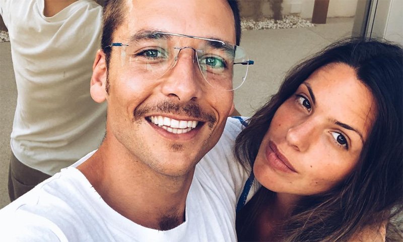 hola's tweet photo. Laura M. Flores disfruta de su primer verano como mamá al lado de Benji Aparicio 💑 https://t.co/lcqNCGLNRM https://t.co/p0CZq23zyO