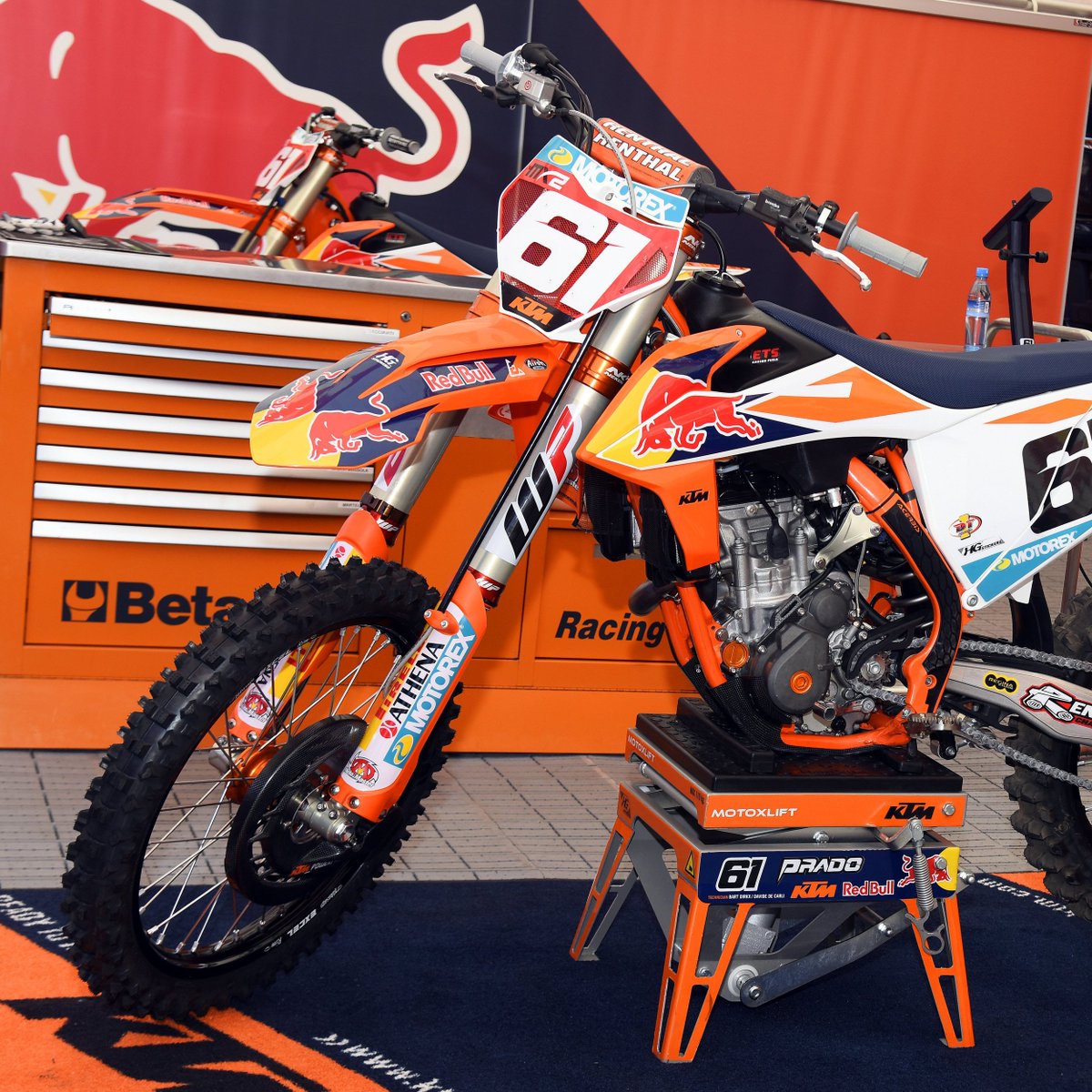 Renthal_Moto's tweet photo. @jorgeprado61, the holeshot master and MX2 Championship points leader chooses an 672 bend Fatbar and Soft Compound Original Series grips
#WednesdaySetup #MX2 #MXGP #Motocross #Renthal #WeBuildChampionships #GrabLifeByTheBars https://t.co/OdFY8VDJrE
