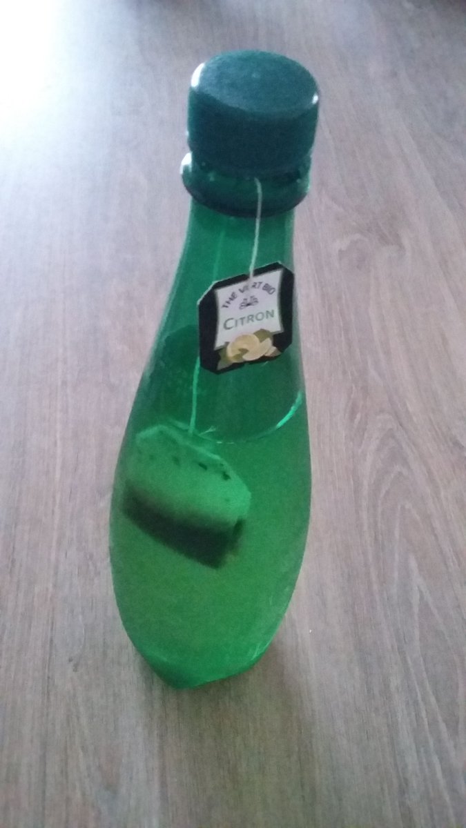 menusfr's tweet photo. Système D pour un thé glacé maison
➡ L'infusion à froid est l'idéale pour le thé glacé. 
➡ Dans 1l d'eau, on met à infuser pendant 4h au frais un sachet de thé parfumé, on ajoute des fruits, du sucre ou des herbes sèchées à l'envie et on déguste 😊
#theglace #faitmaison https://t.co/4HFfUgOI2O