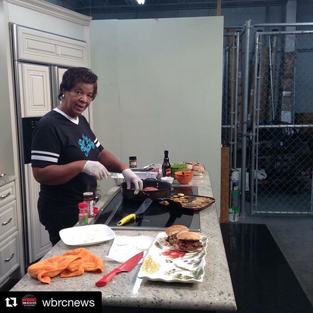 YoMamasMeals's tweet photo. Now that school’s back in session, catch Mama on @wbrcnews at 8:40am showing you how to make those quick breakfast meals to send your student(s) to school #FullAndFocused #FeedThemFresh https://t.co/hfpsnjW0Xp