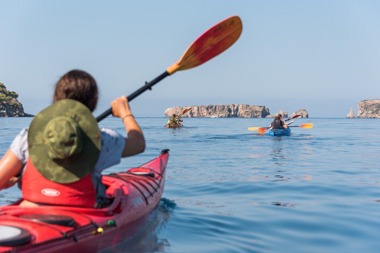 GivYoers_Fun's tweet photo. Perfect weather to go #kayaking 🛶in the beautiful #Greece 🇬🇷A landscape of natural beauty, with impressive rock formations, sea caves, warm and crystal clear, waters ❤️ via 👉https://t.co/VYghglTrxs #travelling #giftideas #experiences @GivYoers @GivYo https://t.co/LFZWzNddpo