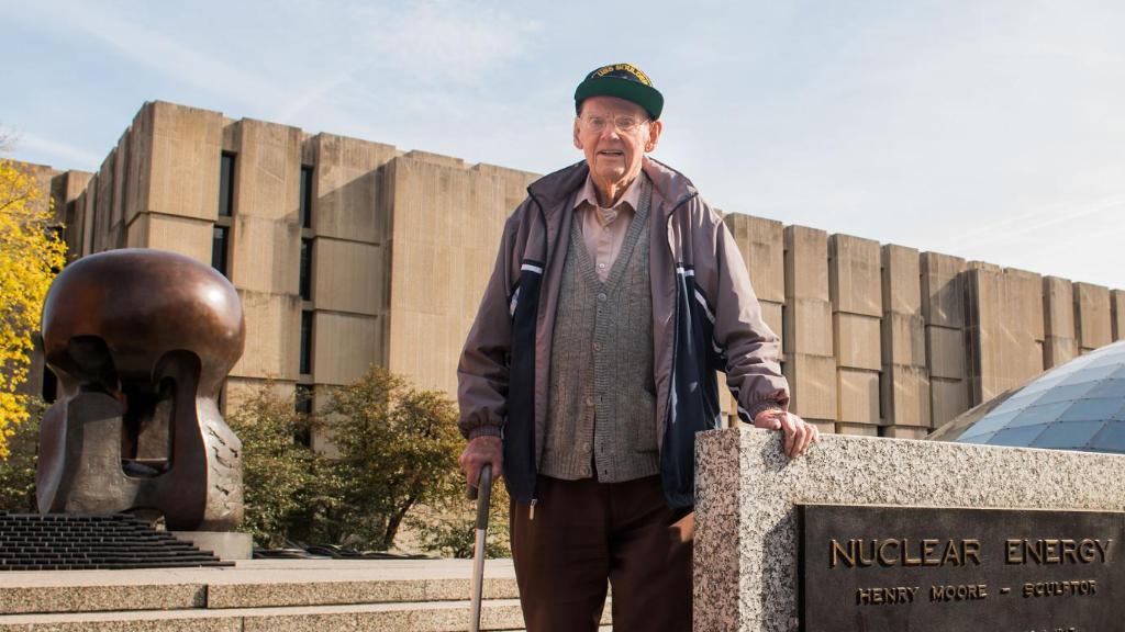 UChicago's tweet photo. The #UChicago community mourns the loss of Ted Petry, who was the last known living person to witness the first-ever controlled, self-sustaining nuclear reaction in 1942 on campus.
https://t.co/YjAgomUDFQ https://t.co/WMDJ9wt9ys