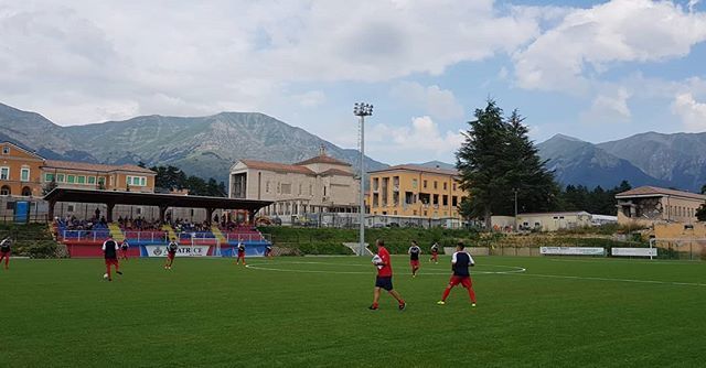 Samb_Calcio's tweet photo. Tra poco inizierá Sambenedettese - Trastevere allo stadio comunale di Amatrice. L'intero incasso sarà devoluto alle popolazioni terremotate. #samtra https://t.co/thnO5mz8Hv https://t.co/yEbDAfyPsl