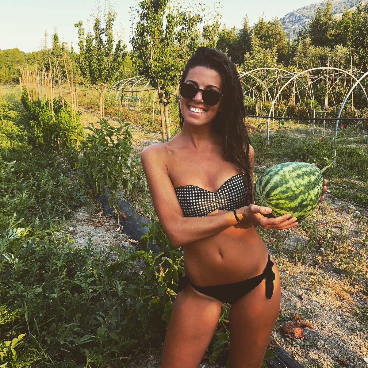 chloemarin_'s tweet photo. What’s your favourite fruit? Mine’s 1000% WATERMELON!!! 😍❤️🍉 #fruitobsession https://t.co/XqU3Kw2m0t