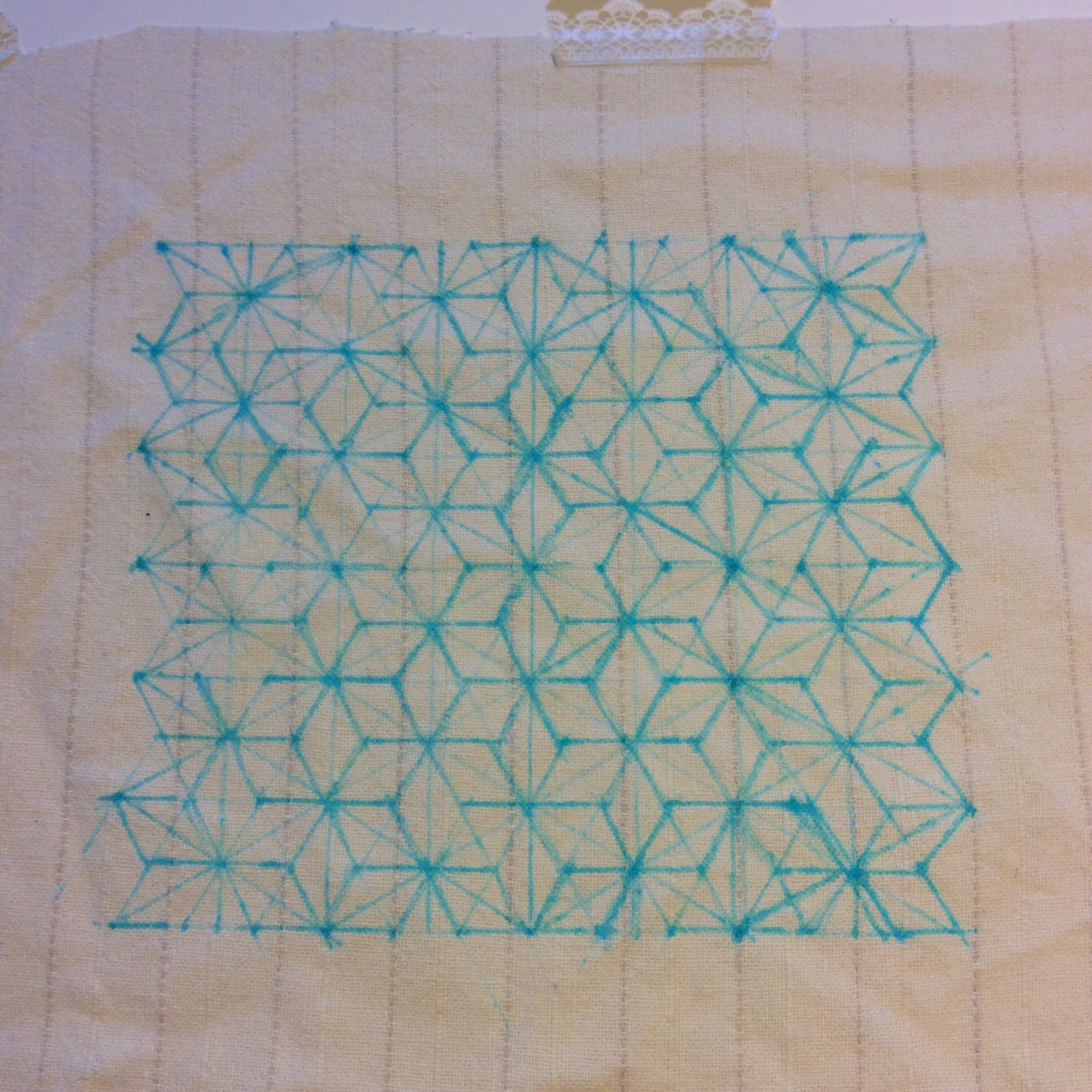 吉房泰子 小袖生活 縫う着る暮らす 刺し子の図案 を描くのは写経みたいですが 仲間とアイデア出し合い画期的な便利道具が誕生しました 正三角形を使う麻の葉は描くのが難しい 斜方眼を簡単に描けるあみつけネットを活用した描き方を見つけました これは
