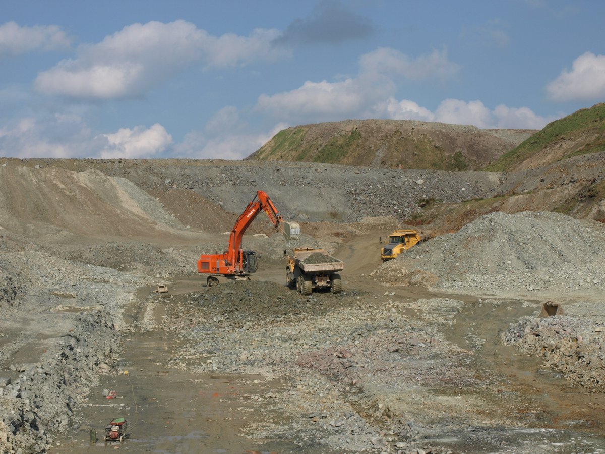 im_mining's tweet photo. .@galantas_gold has commenced operations at its #Omagh processing plant, in  County #Tyrone, #NorthernIreland, sourcing feed from the underground #Kearney vein, around 15 m below the open pit.
https://t.co/CfSbneaZyY #narrowveinmining #remotemining #Irishmining #mining https://t.co/e2bOJrpFvO