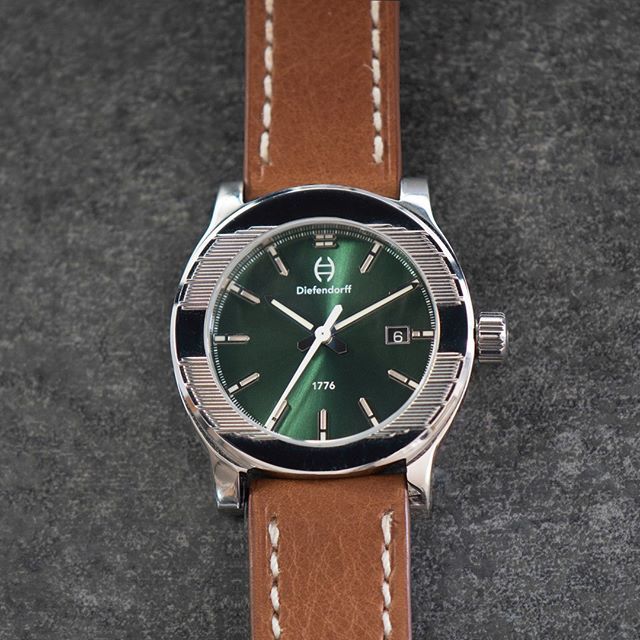diefendorff's tweet photo. Our leather straps are vegetable dyed and made in the USA. I simply love this combination of the green sunray dial with the tan leather - amazing! .
.
.
.
#watchfam #wis #watchaddict #wornandwound #hodinkee #redbar
#dailywatch #watchdaily #strapnerd #wat… https://t.co/Ps5H32oueF https://t.co/EytBeoQCQP