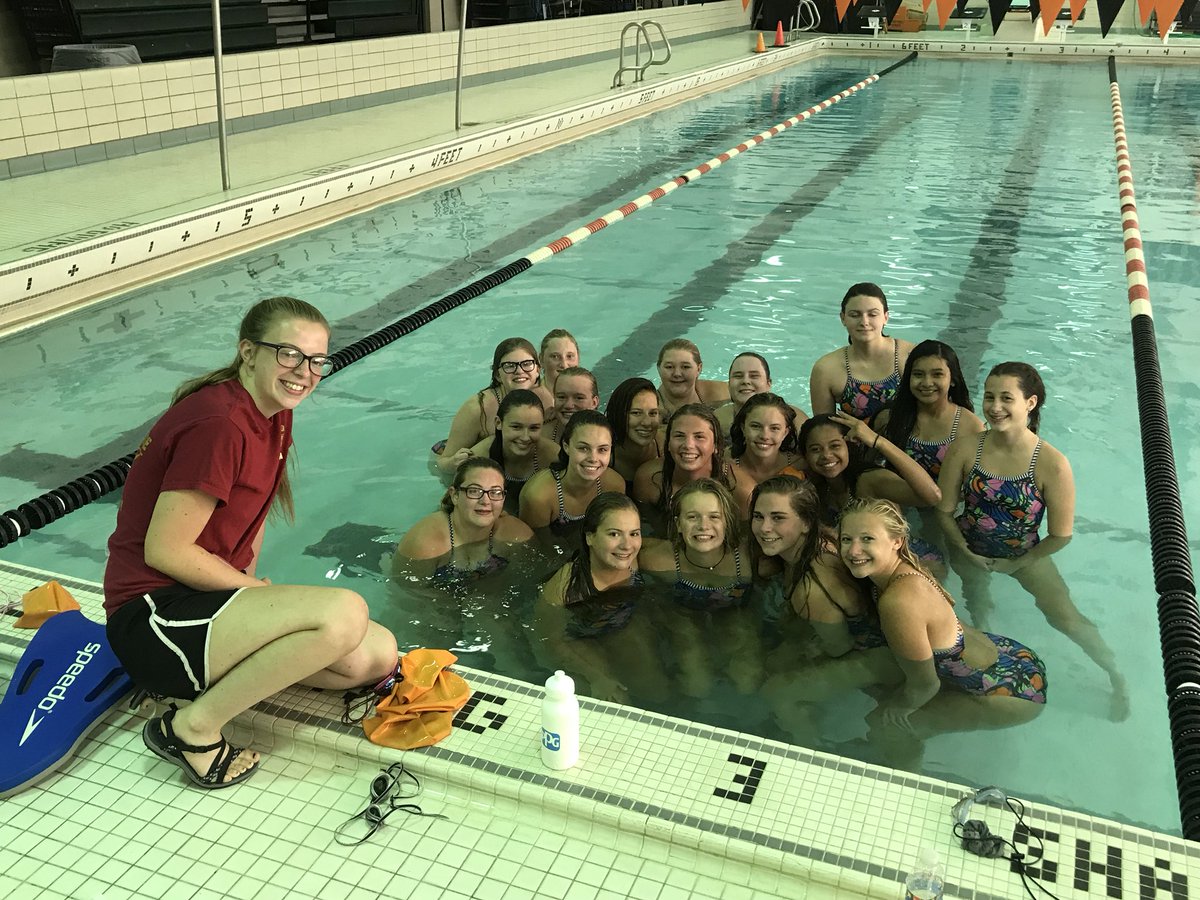 AVIDpretzels's tweet photo. Excellent first day of our 🥨 swimming and diving season.  #ladypretz #SwimDive #lilpeach #startingstrong #positivevibes https://t.co/YiMP1WWbrV