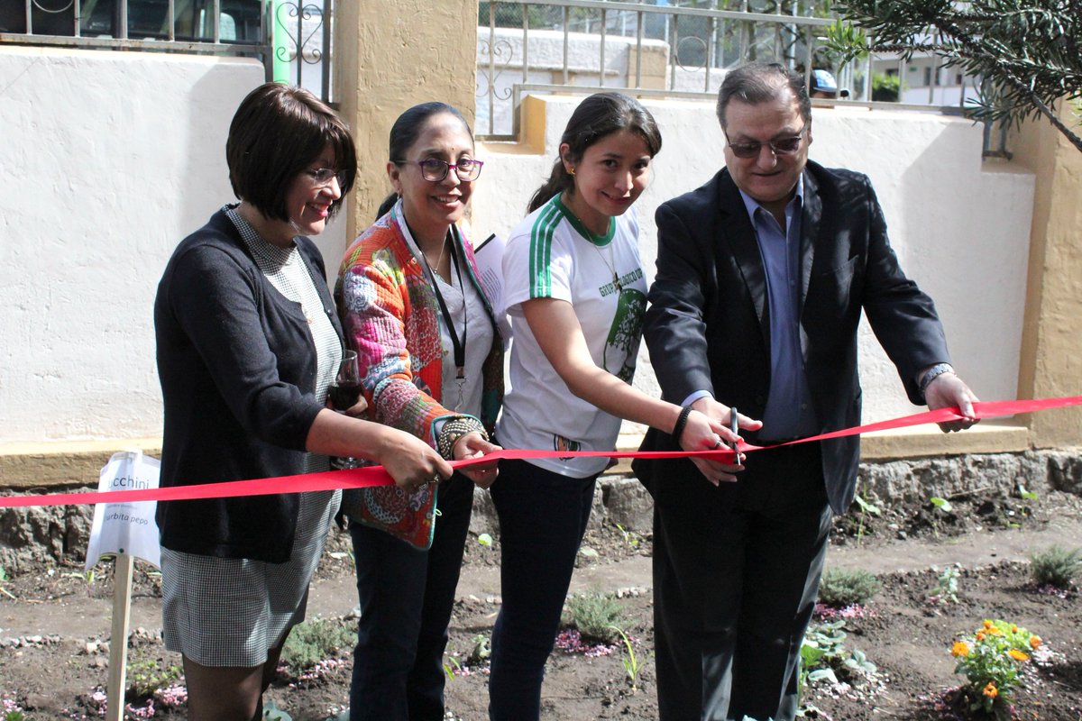 upsalesianaec's tweet photo. 🌾Se inuaguró el huerto ecológico en #LaSalesiana. El proyecto sustentable potencializará la investigación de los estudiantes de #Biotecnología #Quito.
En el huerto existen plantas ornamentales, medicinales y hortalizas🌻🍃. https://t.co/vImO9YUdUy