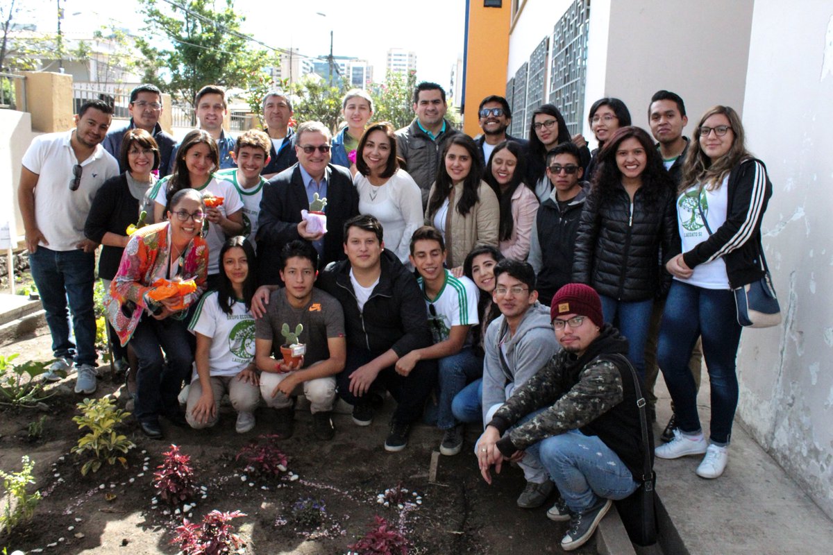 upsalesianaec's tweet photo. 🌾Se inuaguró el huerto ecológico en #LaSalesiana. El proyecto sustentable potencializará la investigación de los estudiantes de #Biotecnología #Quito.
En el huerto existen plantas ornamentales, medicinales y hortalizas🌻🍃. https://t.co/vImO9YUdUy