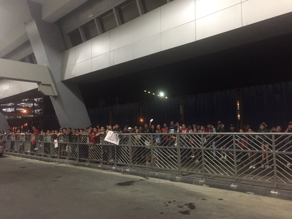 bryanulanday's tweet photo. Finals MVP @ScotThompson06 accommodating the fans outside the MOA arena. 

@GSM_JamshipsFam @GinebraNation #2018PBA #WeArePBA #PBALaroMoto https://t.co/7EbXUWwwBQ