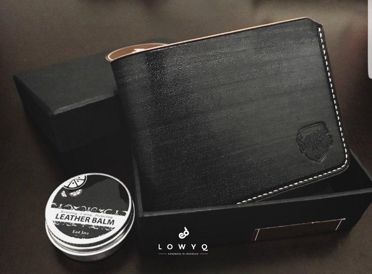 LowyQ's tweet photo. Repost from my kind customer. What a great shot!!! Thank you 👍🙏

#reposting #leathercare #leatherbalm @leather_paste #leatherpaste #leatherbalm #black #bridleleather #wallet #bifold #gift #daddy #luxurygoods #luxury #style #fashion #handmade #handcraft #handstitch #packaging https://t.co/lZS1d5UkUp