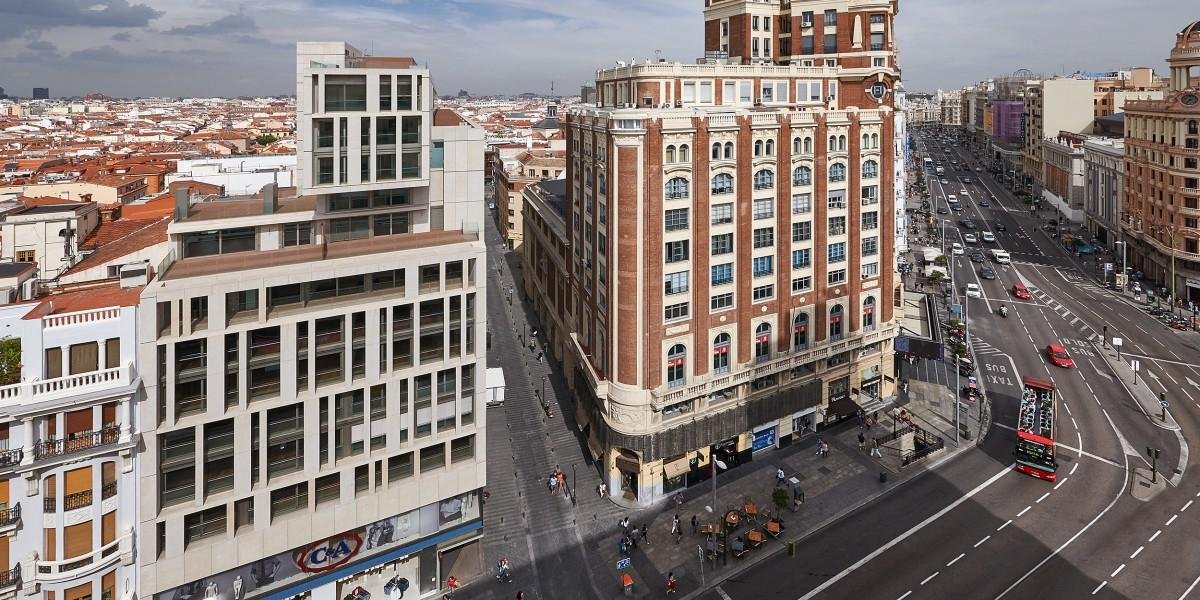 Madrid è la capitale europea del parcheggio in centro storico grazie all’installazione in un palazzo  antico del #sistemadiparcheggio #Parksafe. Ottenuti 320 #postiauto automatizzati.  
idealpark.it/Progetti/Il-si…