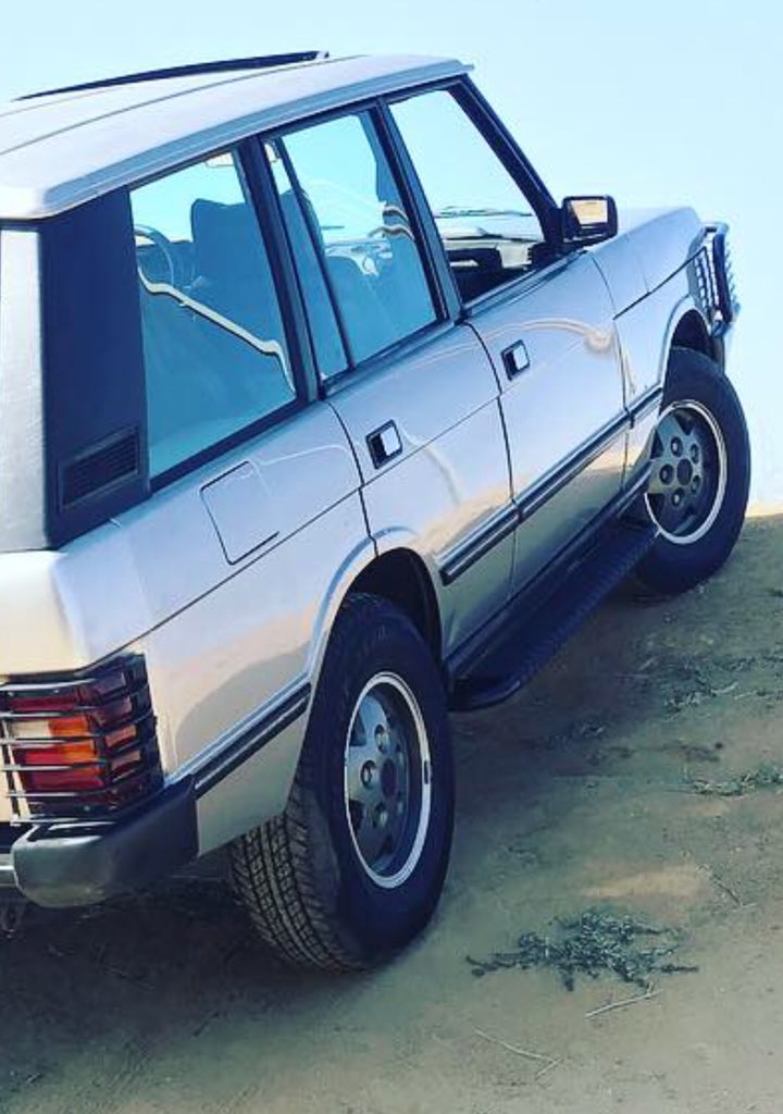 HaulCat's tweet photo. Vintage Haulcat - Range Rover Classic @HaulCat @BirdRide @limebike @ridespin before the world went electric #Haulcat #wearehaulcat #nocopycats @RangeRover_OC @LandRoverUSA https://t.co/JHmuTGIrP0