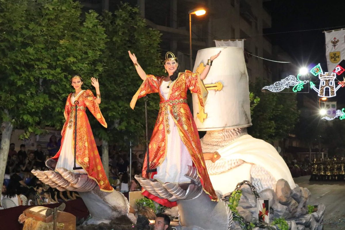 ArteFacte's tweet photo. #comparsa #templarios de #albatera desfilando con la #carroza #caballero en las #fiestas de #morosycristianos. #alicante #mmycc #myc https://t.co/zxFgo58Vuu